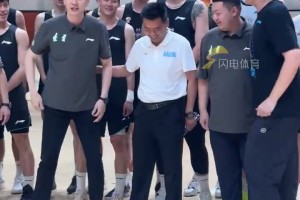 九游官方站点-辽宁山东进行教学赛 两队合影环节杨鸣邱彪互相谦让&amp;极限拉扯🤣