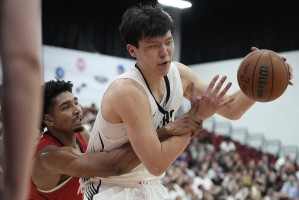 九游官网入口-队记：杨瀚森不了解NBA的风格 低位运球不能超过2次否则会被拍走
